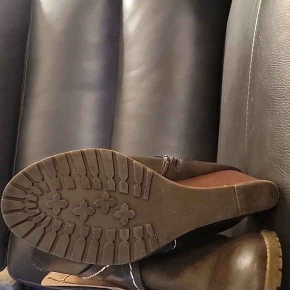 Women's booties size 8.5. - Picture 5 of 8